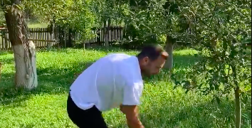 Vedetă de televiziune, la coasă în Maramureș – VIDEO