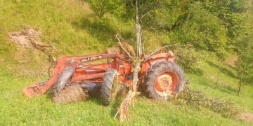 Un bărbat se zbate între viață și moarte după ce s-a răsturnat tractorul peste el