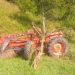 Un bărbat se zbate între viață și moarte după ce s-a răsturnat tractorul peste el