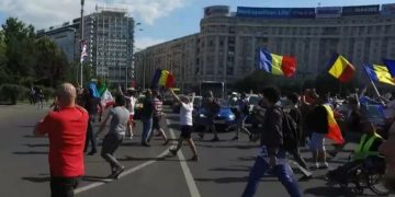Scandal cu îmbrânceli în Piaţa Victoriei între protestatarii #rezist.