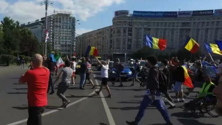 Scandal cu îmbrânceli în Piaţa Victoriei între protestatarii #rezist.