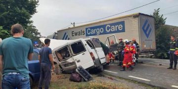 Accident grav pe DN1: Doi morţi şi şapte răniţi în urma unei depăşiri iresponsabile