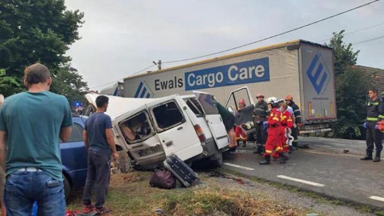 Accident grav pe DN1: Doi morţi şi şapte răniţi în urma unei depăşiri iresponsabile