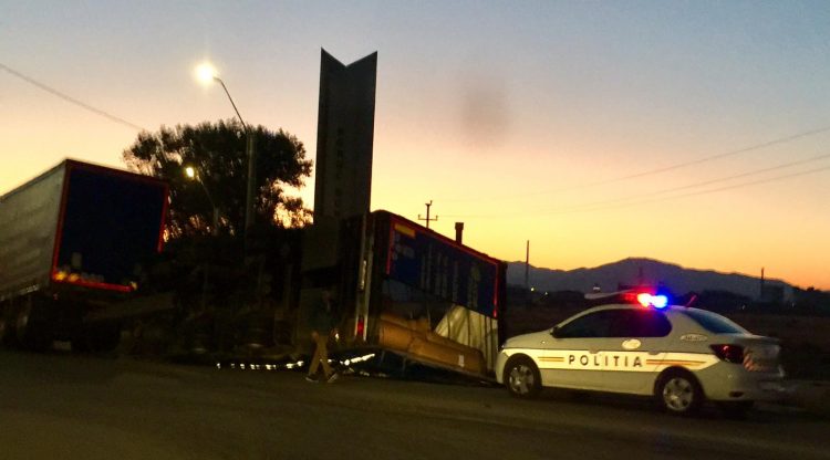 TIR răsturnat la Clubul Văcarilor – FOTO