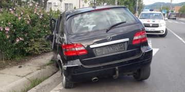 O maşină condusă de o şoferiţă a ajuns în şanţ pe DN 1C. Femeia a fost sancţionată pentru „preocupări de natură a-i distrage atenția” – foto