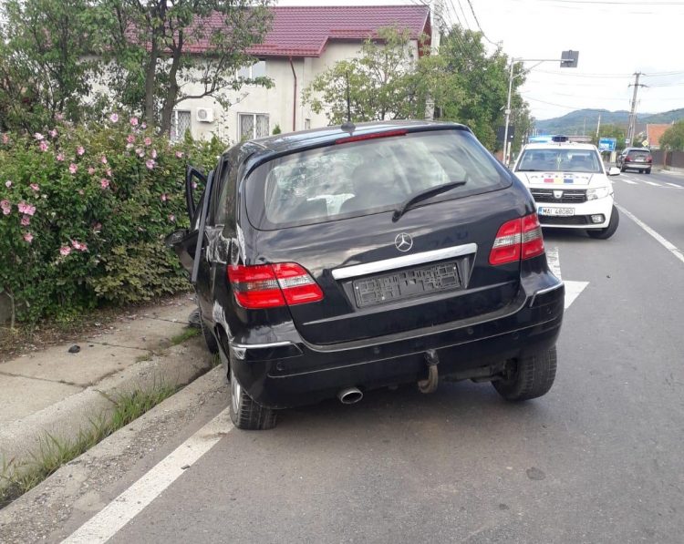 O maşină condusă de o şoferiţă a ajuns în şanţ pe DN 1C. Femeia a fost sancţionată pentru „preocupări de natură a-i distrage atenția” – foto
