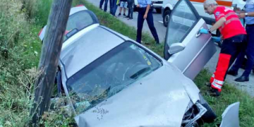 Accident la Iclod, o femeie rănită după ce o mașină s-a izbit de un cap de pod