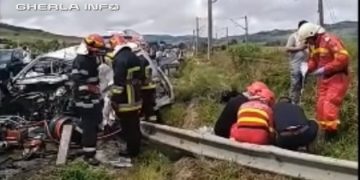 O femeie de 33 de ani din Baia Mare şi copilul ei şi-au pierdut viaţa în Mureş, într-un grav accident rutier