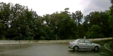La un pas de tragedie. Cum intră în acvaplanare o maşină care circulă cu viteză – foto, video