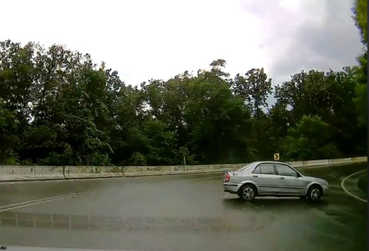 La un pas de tragedie. Cum intră în acvaplanare o maşină care circulă cu viteză – foto, video