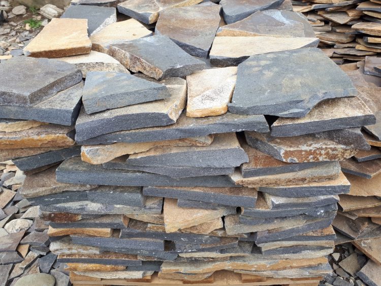 Opt sigheteni, prinşi în flagrant în timp ce exploatau andezit dintr-o arie naturală protejată