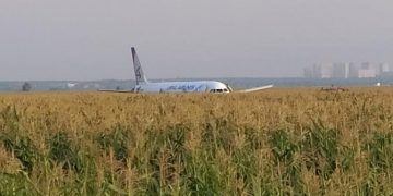 Un avion cu 234 de oameni la bord a aterizat forțat într-un lan de porumb