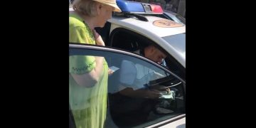 Poliţia în acţiune! Femeie de 81 de ani, amendată pentru că a traversat prea încet – video