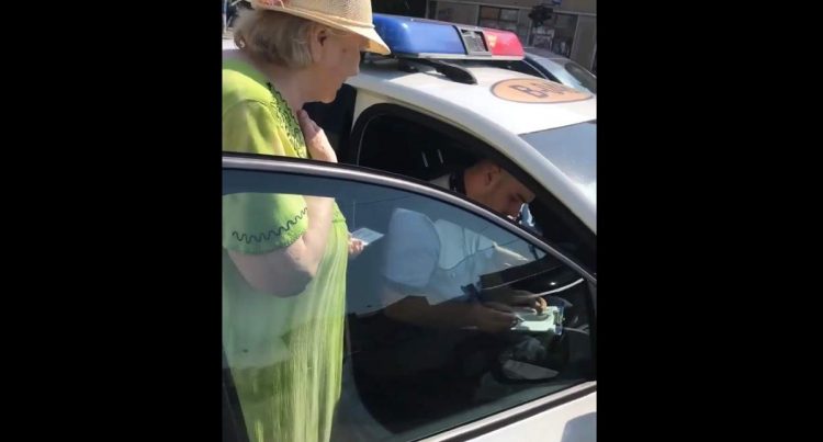 Poliţia în acţiune! Femeie de 81 de ani, amendată pentru că a traversat prea încet – video