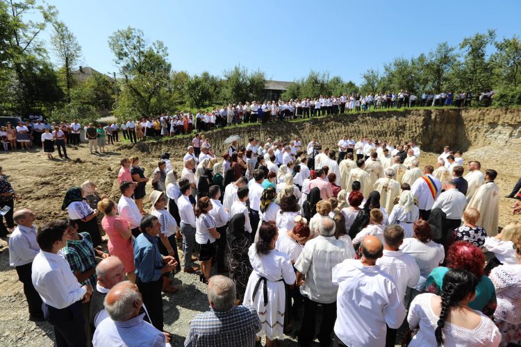 A fost pusă piatra de temelie pentru noua biserică din Parohia Chechiş
