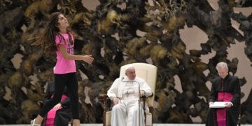 Reacția Papei Francisc după ce o fetiță bolnavă a început să alerge în jurul său și să bată din palme – VIDEO