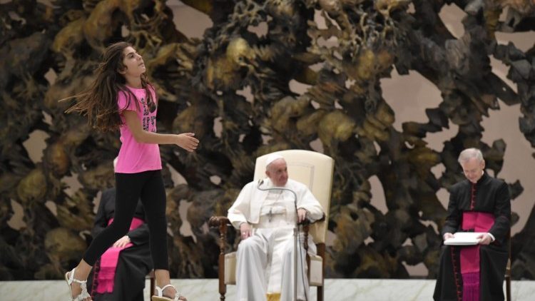 Reacția Papei Francisc după ce o fetiță bolnavă a început să alerge în jurul său și să bată din palme – VIDEO