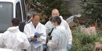 Criminaliștii au găsit oase în vegetația din „Casa Groazei” și vor sparge gropile betonate