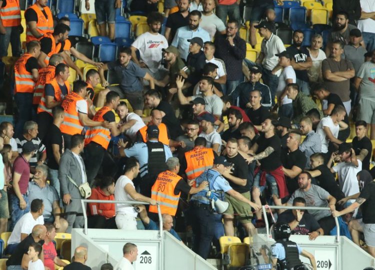 FOTBAL – Fanii lui Dinamo i-au atacat pe jucători după înfrângerea cu Chindia Târgovişte
