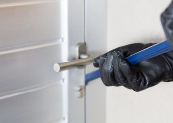 A scăpat de proprietara care l-a surprins în timp ce încerca sustragă bunuri, dar nu şi de poliţiştii din Ocna Şugatag