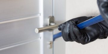 A scăpat de proprietara care l-a surprins în timp ce încerca sustragă bunuri, dar nu şi de poliţiştii din Ocna Şugatag