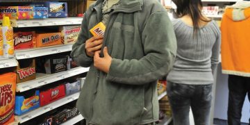 Bunuri sustrase din supermarket, recuperate de poliţişti