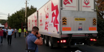 O femeie și un copil de numai 6 ani au fost izbiți de un TIR, chiar pe trecerea de pietoni