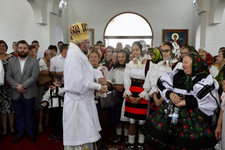 Slujbă de târnosire, cuvânt pastoral la Duminica românilor migranţi, distincţii, la Huta Certeze – foto