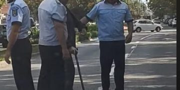 Trei polițiști din Bistrița, filmați în timp ce ajutau un bătrân să treacă strada