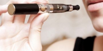 Țigările electronice, „vinovate” de moartea unui tânăr. Ce boală gravă provoacă