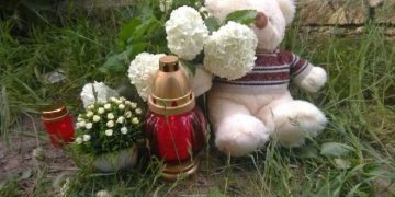 O fetiţă de 5 ani a murit după ce un gard s-a prăbușit peste ea