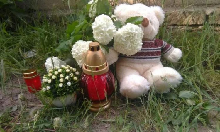 O fetiţă de 5 ani a murit după ce un gard s-a prăbușit peste ea