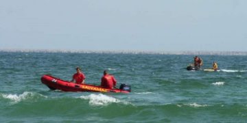 Scene sfâşietoare pe o plajă din Olimp. Un tată şi-a salvat copiii din mare, însă el nu a mai ieşit la mal