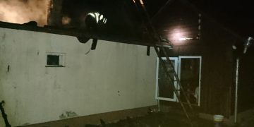 Incendiu din cauza unui scurtcircuit la anexa unei gospodării din Suciu de Sus – foto