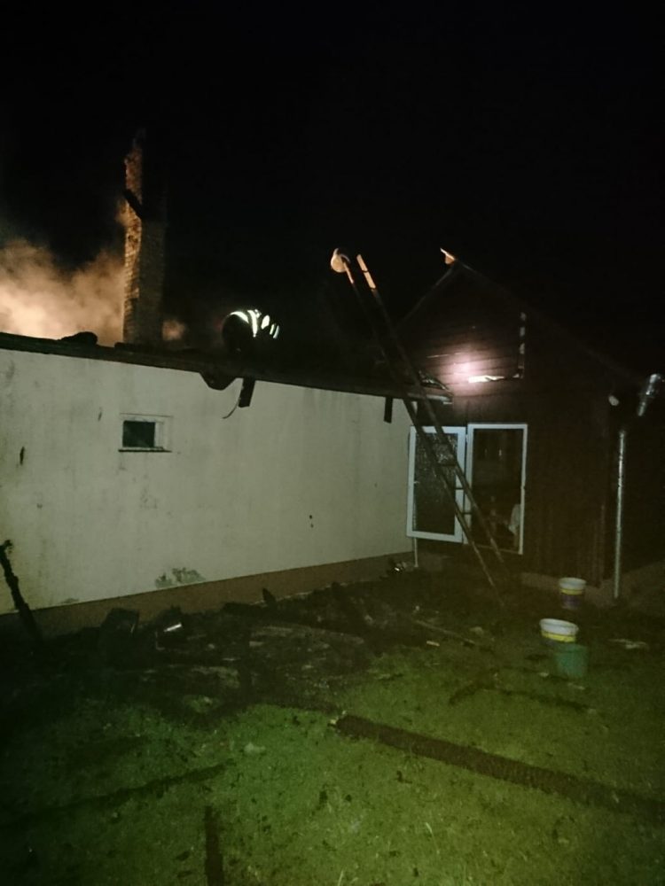 Incendiu din cauza unui scurtcircuit la anexa unei gospodării din Suciu de Sus – foto