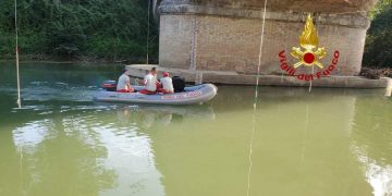 O româncă, mamă a doi copii, găsită moartă în Italia, în apele Tibrului. S-ar fi aruncat în gol de pe pod