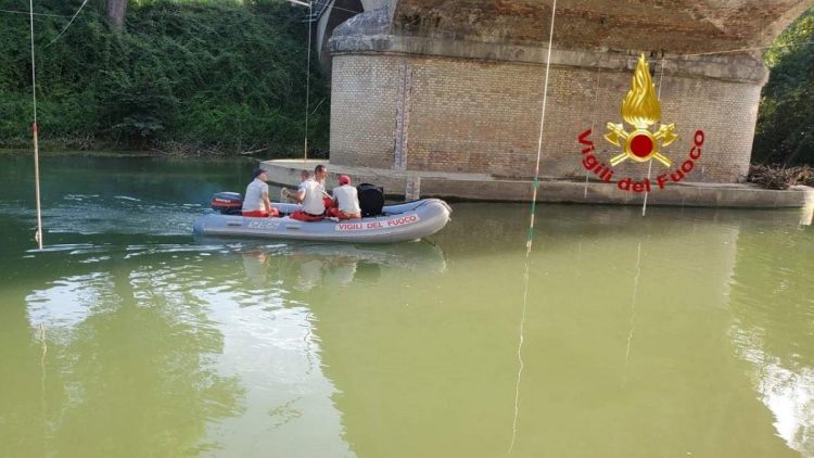 O româncă, mamă a doi copii, găsită moartă în Italia, în apele Tibrului. S-ar fi aruncat în gol de pe pod