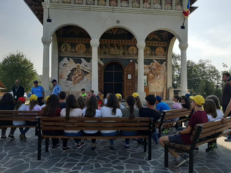 Întâlnire între jandarmi şi copiii aflaţi în tabără la Mănăstirea ,,Sfântul Prooroc Ilie-Dealul Mare” din Coroieni