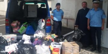Gestul de omenie al jandarmilor maramureşeni. Au adus bucurie unei familii cu 13 copii din Codru Butesii