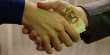 Prins în flagrant când oferea 200 de euro unui examinator pentru a-l declara admis la proba practică pentru obţinerea permisului