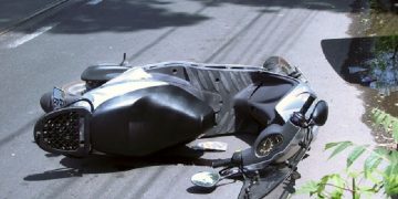 Un tânăr a ajuns în şanţ la Suciu de Sus după ce s-a urcat beat şi fără permis pe un moped neînmatriculat