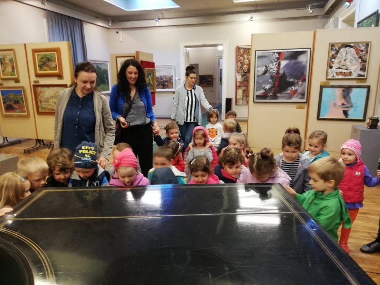 Copiii, invitaţi la o vizită jucăuşă a Muzeului Județean de Artă «Centrul Artistic Baia Mare»