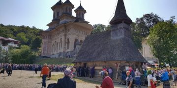 Greco-catolicii merg la Nicula, dar nu la mănăstire: „Nici prin moaştele sale, Fericitul Arhiereu Iuliu nu este invitat de actuala administrare”
