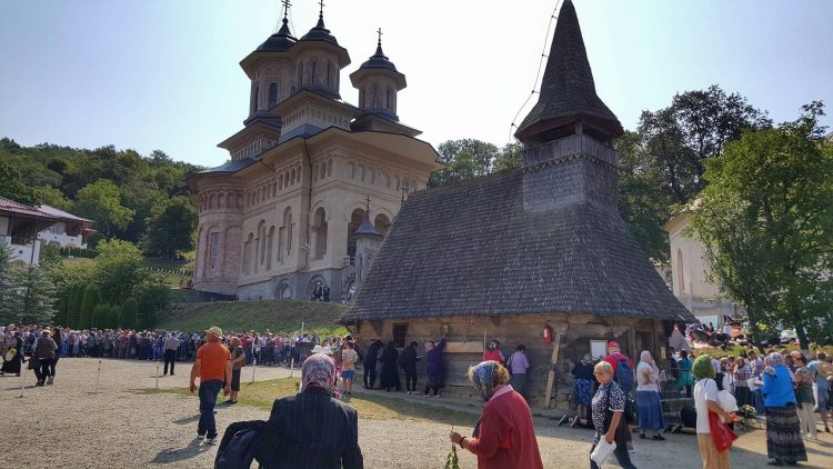 Greco-catolicii merg la Nicula, dar nu la mănăstire: „Nici prin moaştele sale, Fericitul Arhiereu Iuliu nu este invitat de actuala administrare”