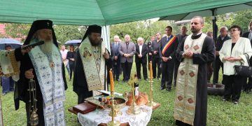 Parastas la un an de la decesul maestrului Dumitru Fărcaş, în curtea casei sale din Groşi