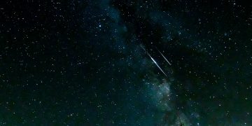 Ploaie de stele spectaculoasă la noapte pe cerul României