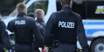 Ce au descoperit poliţiştii în maşina a doi români, în Germania