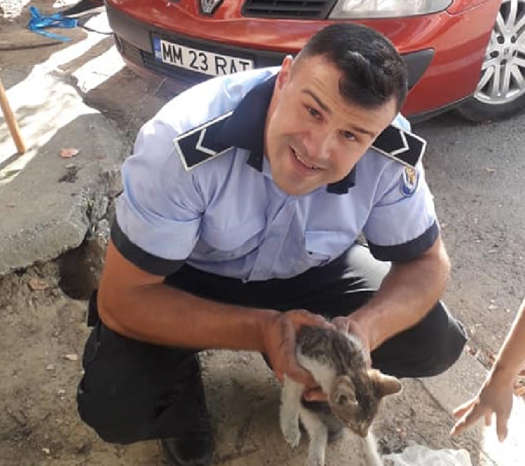 Polițiștii pot să fie eroi. Cum a fost salvat un pui de pisică. FOTO