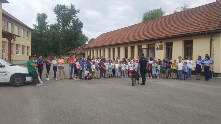 Discuţii  despre părinţi, siguranţă, droguri, la întâlnirea dintre copiii aflaţi în tabără la Dumbrăviţa şi poliţişti