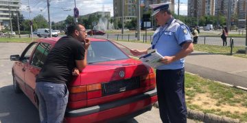 Peste 240 de autovehicule folosite la transportul ilegal de persoane, contra cost, găsite de poliţişti în urma unei acţiuni care i-a vizat pe „piraţii rutieri”